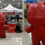 Su papá trabaja como botarga y lo presume en TikTok; “me siento orgullosa”