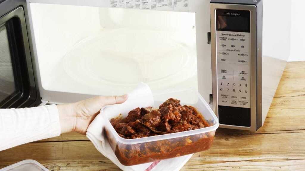 La comida recalentada sí sabe mejor: expertos explican por qué