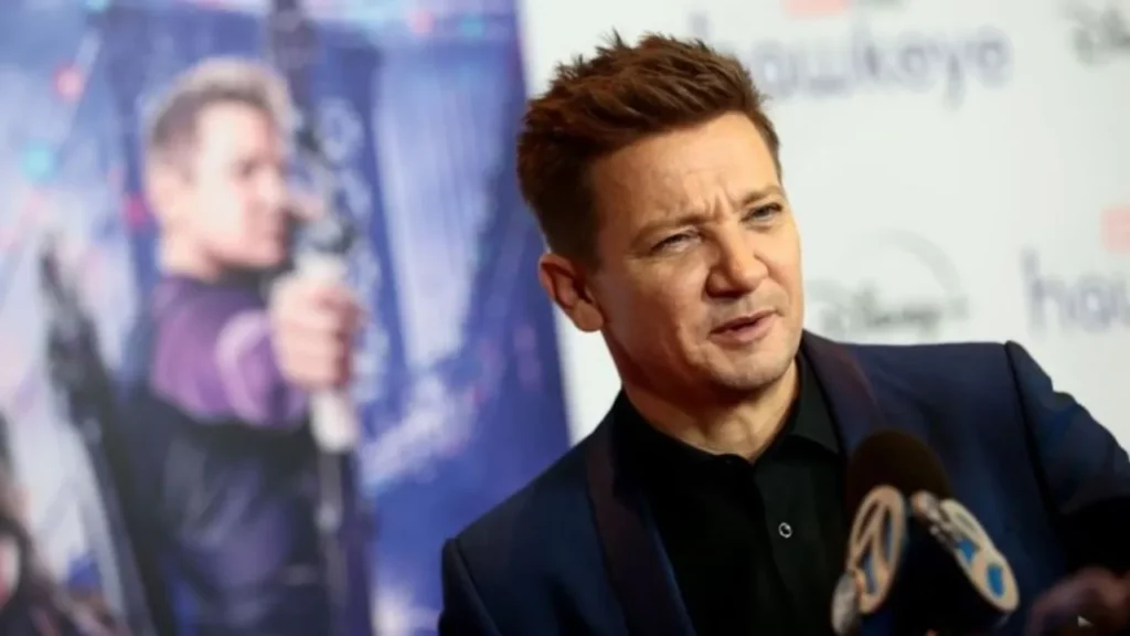 Jeremy Renner, actor de Marvel, se encuentra en esta crítico pero estable tras accidente en la nieve