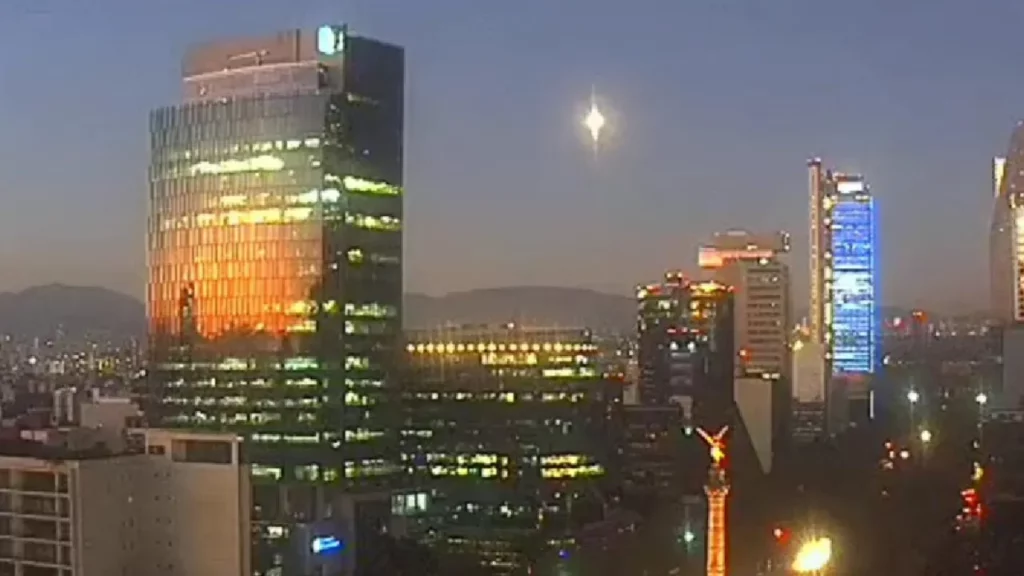CDMX: Captan OVNI sobre el cielo de Paseo de la Reforma