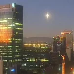 CDMX: Captan OVNI sobre el cielo de Paseo de la Reforma