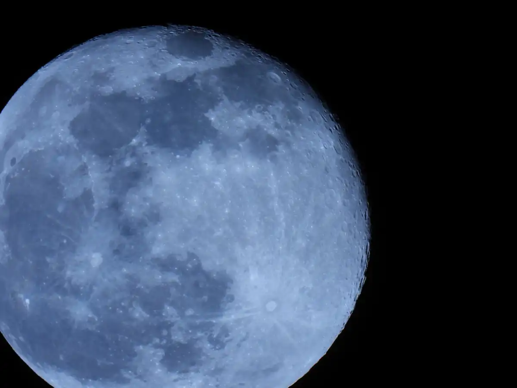 Mira las primeras imágenes del polo sur de la Luna tomadas por la misión de la India