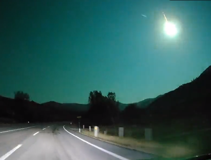 Un meteorito iluminó la noche en Turquía y los videos están increíbles