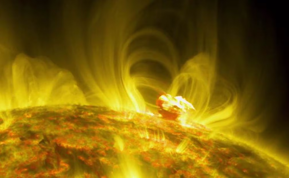Tormenta solar llega a la Tierra, ¿te dejará incomunicado?