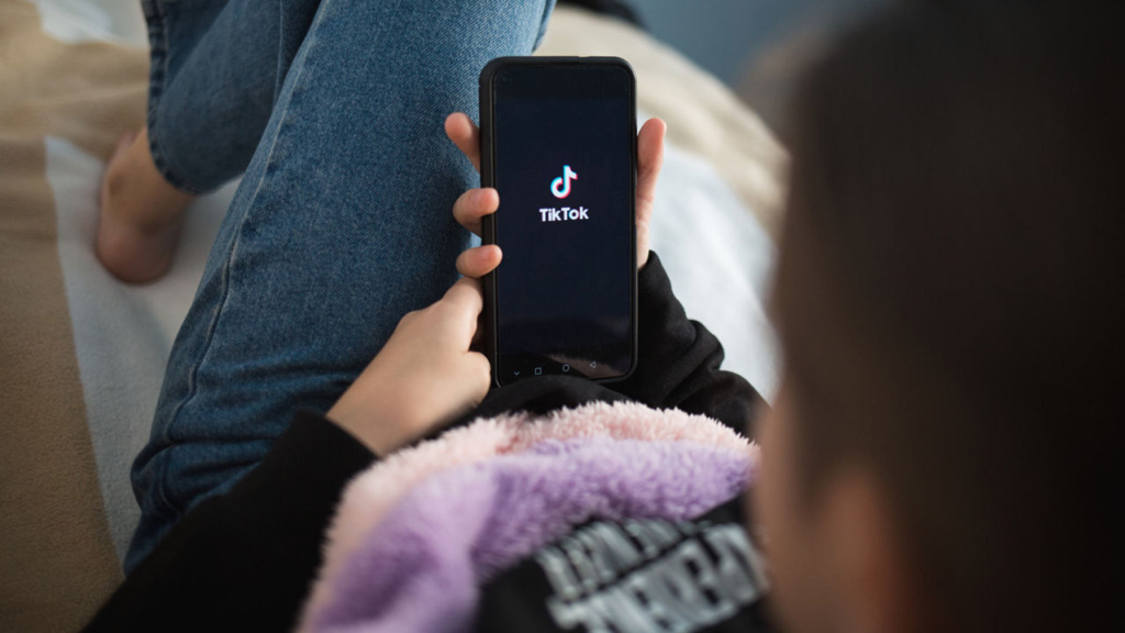 Si eres menor de edad ya no podrás usar esta función en TikTok